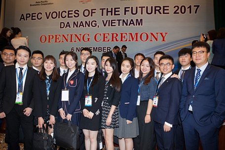 Các đại biểu trẻ APEC tại phiên khai mạc Diễn đàn