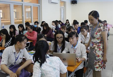 Cô Liễu luôn tìm những phương pháp dạy học sinh động, trực quan cho sinh viên dễ tiếp thu bài.