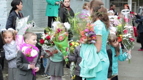 Ở Nga, từ năm 1965 - 1994, ngày Nhà giáo là ngày Chủ nhật đầu tiên của tháng 10. Từ năm 1994, ngày Nhà giáo Nga được lấy theo ngày Nhà giáo Quốc tế 5/10. Đây là ngày học sinh Nga tặng hoa và quà cho giáo viên. Ảnh: Shutterstock.