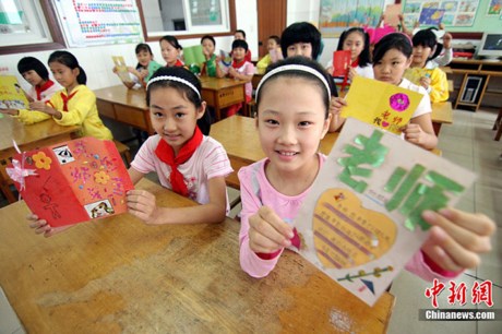 Ngày Nhà giáo ở Trung Quốc là ngày 9/10. Vào ngày này, học sinh sinh viên có một số hoạt động thể hiện sự kính trọng với thầy cô giáo, ví dụ như tặng quà, tặng hoa và tặng thiệp cho thầy cô. Ảnh: China.org.cn.