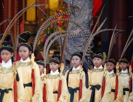 Ở Đài Loan, ngày Nhà giáo là ngày 28/9. Đây là một ngày lễ rất lớn, được tổ chức ở hầu khắp các đền thờ Khổng Tử trên toàn hòn đảo Đài Loan. Ảnh: VOA.