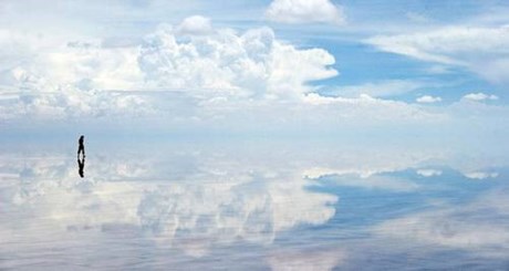 Cánh đồng muối Salar de Uyuni phẳng một cách hoàn hảo đến khó tin khiến nó giúp các chuyên gia của Cơ quan hàng không vũ trụ Mỹ (NASA) đo độ chính xác của một số vệ tinh quan sát Trái đất.
