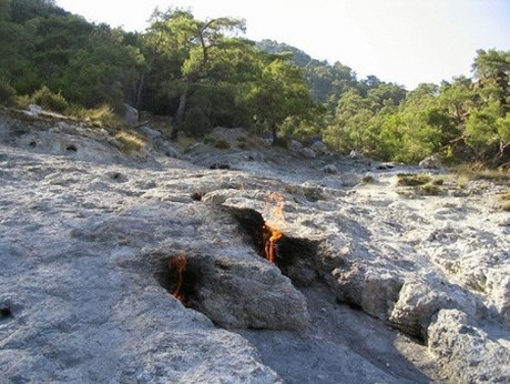 Nhiều người không khỏi kinh ngạc trước hàng chục ngọn lửa cháy suốt hàng nghìn năm qua trong lòng đá ở vùng núi Chimaera, Thổ Nhĩ Kỳ. Theo các chuyên gia, những ngọn lửa cháy mãi không tắt (được gọi là Yanartas) được tiếp nhiên liệu bởi khí mê-tan thoát ra từ các gốc đá.