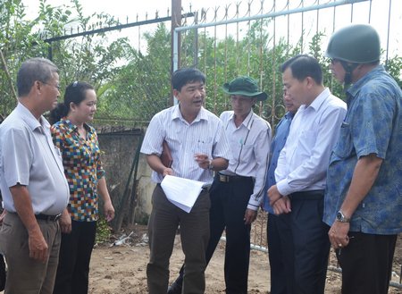 Phó Chủ tịch HĐND tỉnh- Nguyễn Minh Dũng (thứ hai bên phải) cùng đoàn đến khảo sát công trình Công viên Truyền hình Vĩnh Long.
