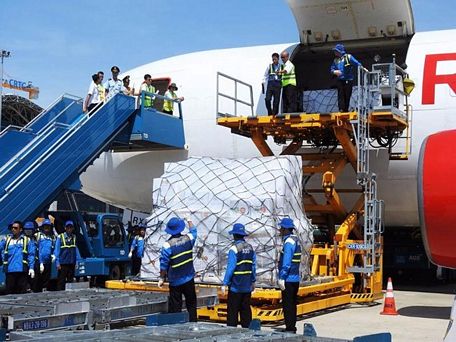 Lô hàng cứu trợ của ASEAN được chở Malaysia đến sân bay Cam Ranh (Khánh Hòa)
