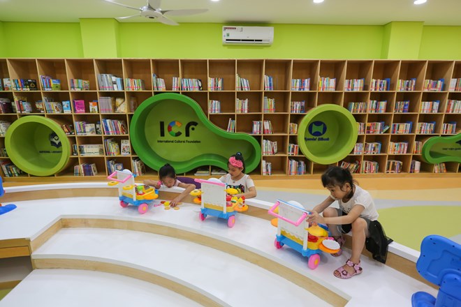  Thư viện được xây dựng trên tổng diện tích 240m2, cung cấp khoảng 2.000 đầu sách, tài liệu đọc bằng tiếng Hàn, tiếng Việt, tiếng Anh dành cho các em thiếu nhi. (Ảnh: Minh Sơn/Vietnam+)
