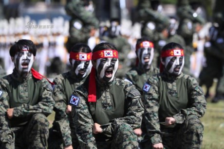 Nữ quân nhân đầu tiên phục vụ trong Quân đội Hàn Quốc từ năm 1950, khi cuộc chiến tranh Triều Tiên diễn ra. Kể từ đó tới nay, quân đội Hàn Quốc luôn mở rộng cửa đón các nữ tình nguyện viên tham gia lực lượng này. Nguồn ảnh: Sina.