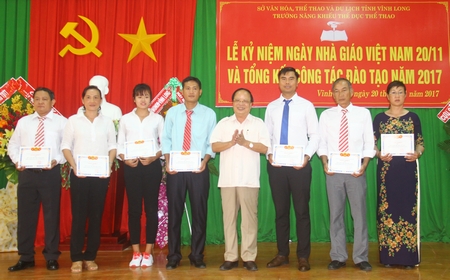 Ông Nguyễn Văn Diệp- nguyên Chủ tịch UBND tỉnh, Chủ tịch Liên đoàn Bóng chuyền tỉnh trao giấy khen cho các bộ môn đạt thành tích xuất sắc.