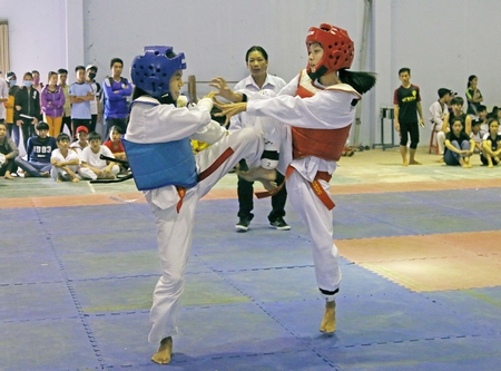 Trận đấu đối kháng giữa Nguyễn Huỳnh Trúc Phương (TP Vĩnh Long, giáp xanh) gặp Lê Thị Mỹ Duyên (Bình Tân) ở hạng cân 39kg.