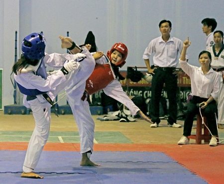 Trận đấu đối kháng giữa Võ Thị Kim Hoàng (TP Vĩnh Long, giáp xanh) gặp Nguyễn Thị Ngọc Lanh (Bình Tân) ở hạng cân 39kg.