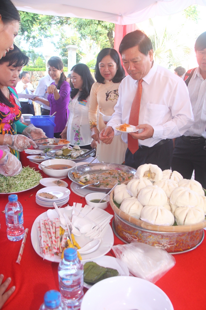 Bí thư Tỉnh ủy- Trần Văn Rón lựa chọn vài loại bánh điểm tâm.