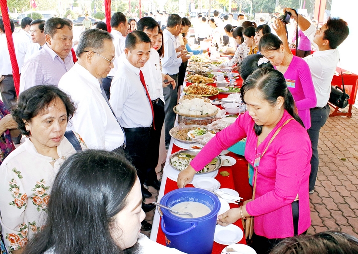 Những gian ẩm thực bánh dân gian Nam Bộ thu hút nhiều đại biểu đến tham quan.