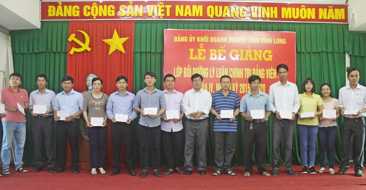 Các học viên được trao giấy chứng nhận hoàn thành lớp bồi dưỡng lý luận chính trị đảng viên mới.