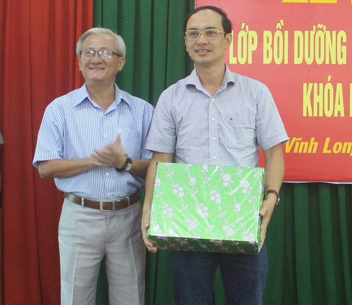 Dịp này, Đảng ủy Khối Doanh nghiệp tỉnh tặng quà cho học viên đạt kết quả cao nhất .
