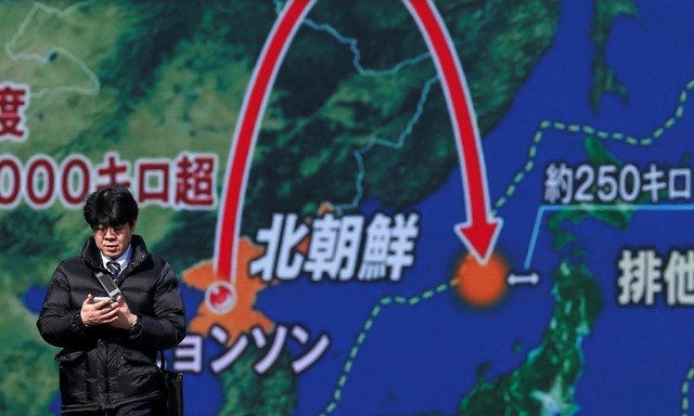 Màn hình lớn đặt ở ngoài trời tại thủ đô Tokyo, Nhật Bản chiếu bản tin về vụ phóng tên lửa sáng 29/11 của Triều Tiên. (Ảnh: Reuters)