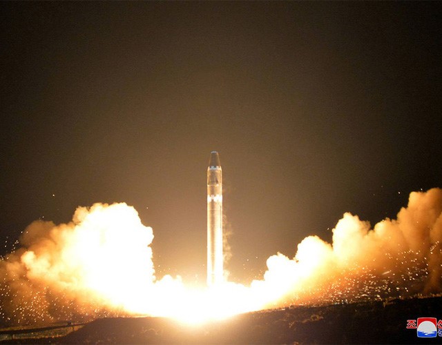 Tên lửa đạn đạo liên lục địa Triều Tiên phóng đi sáng 29/11 (Ảnh: Reuters)