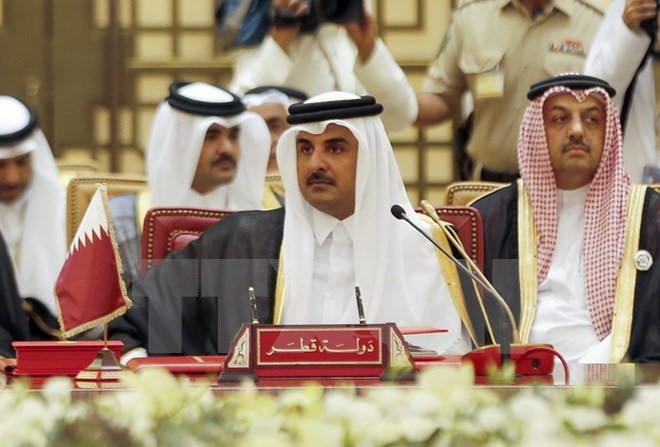 Quốc vương Qatar Tamim bin Hamad al-Thani (giữa) tại Hội nghị thượng đỉnh Hội đồng hợp tác Vùng Vịnh (GCC) ở Manama, Bahrain ngày 6/12/2016. (Nguồn: AFP/TTXVN)