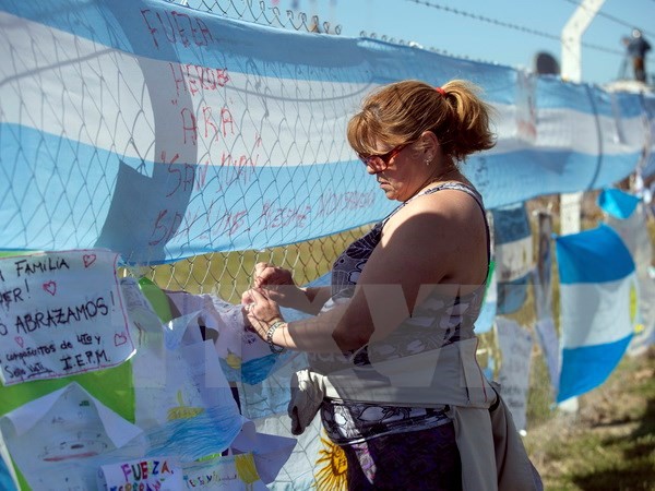 Thân nhân của thủy thủ tàu ngầm mất tích ARA San Juan chờ đợi thông tin về người thân tại căn cứ hải quân Mar del Plata, Argentina ngày 23/11. (Nguồn: THX/TTXVN)