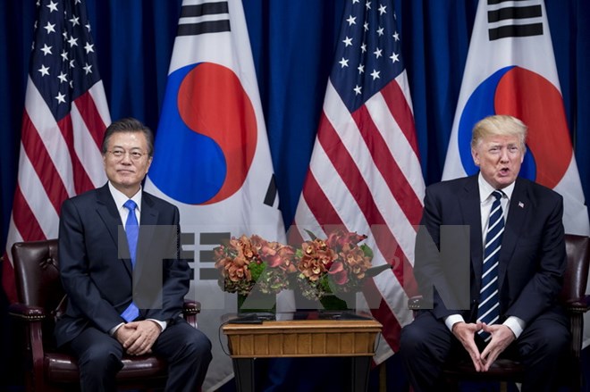 Tổng thống Mỹ Donald Trump (phải) và người đồng cấp Hàn Quốc Moon Moon Jae-In tại cuộc gặp ở New York, Mỹ. (Ảnh: AFP/TTXVN)