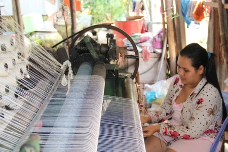 Máy dệt chiếu giúp người làng nghề tăng thu nhập từ nghề dệt chiếu.