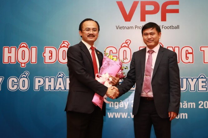 Ông Võ Quốc Thắng tặng hoa cho tân chủ tịch HĐQT công ty VPF. Ảnh: VTC