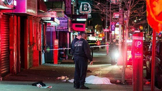 Cảnh sát tại hiện trường vụ lao xe đâm người ở Queens, New York, Mỹ, ngày 3-12-2017. Ảnh: TWITTER