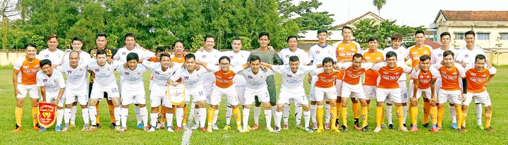 Các cầu thủ 2 đội Mang Thít FC (áo trắng) và Chân Tình 308 FC (TP Hồ Chí Minh) chụp ảnh lưu niệm trước trận đấu.