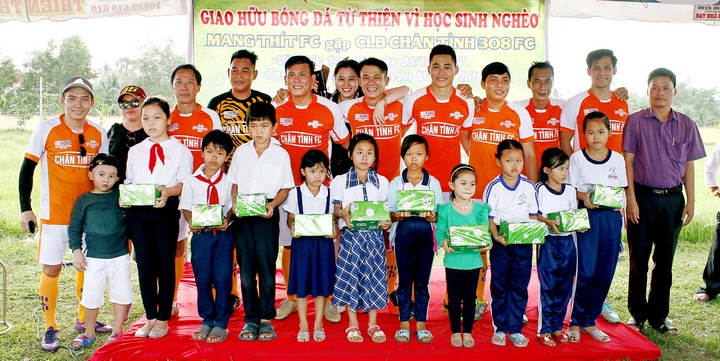 BTC cùng các nghệ sĩ trao quà cho học sinh tại huyện Mang Thít.