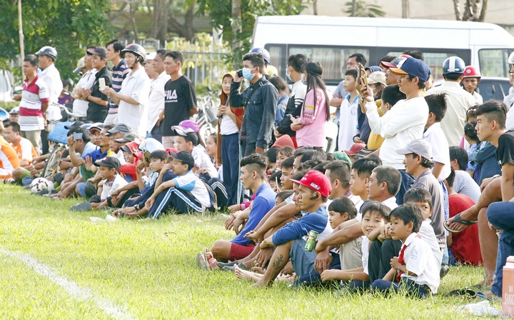 Hàng ngàn người hâm mộ đến sân Mang Thít cổ vũ cho các cầu thủ.