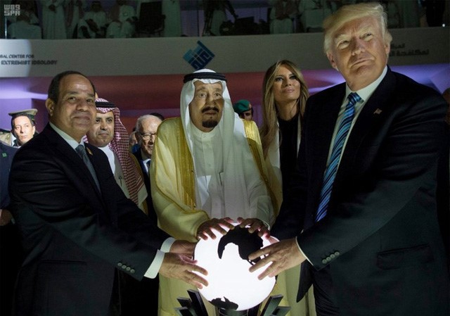 Tổng thống Mỹ Donald Trump (ngoài cùng bên phải) - Ảnh: EPA
