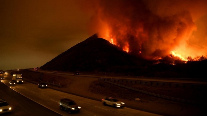 Bão lửa Thomas hoành hành dọc cao tốc 101 thuộc quận Ventura, California - Ảnh: Los Angeles Time