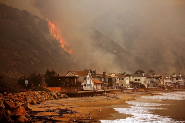 Đám cháy tiến đến dọc quốc lộ 101 gần hai bãi biển Solimar và Faria, phía bắc quận Ventura, California - Ảnh: Los Angeles Time