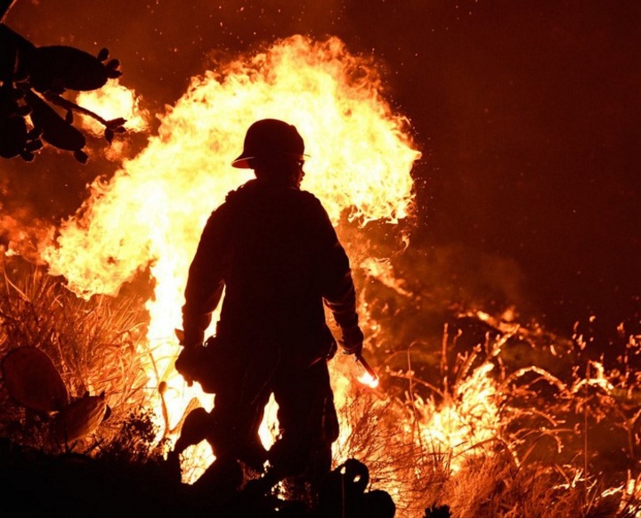Đám cháy vẫn tiếp tục lan rộng nhờ gió mạnh và thời tiết khô hanh - Ảnh: REUTERS