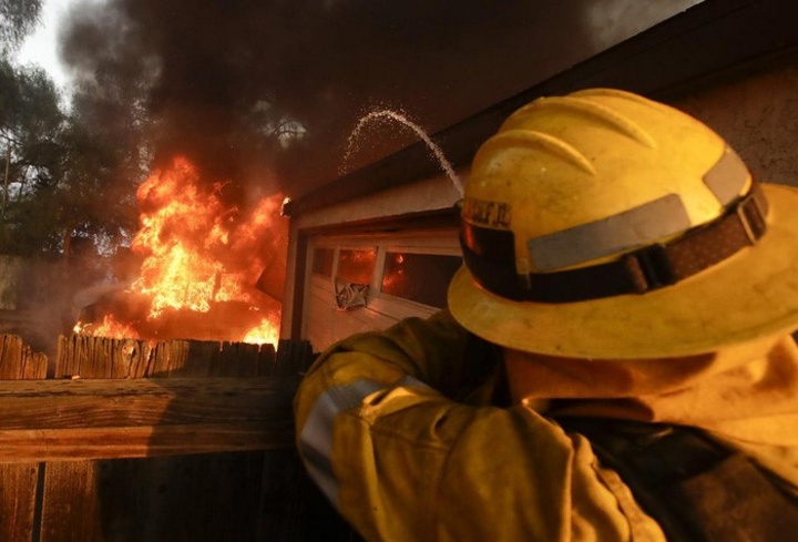 Đợt cháy lớn này bao gồm 4 đám cháy lớn phía Nam California tên: Skirball, Rye, Creek và Thomas - Ảnh: AP