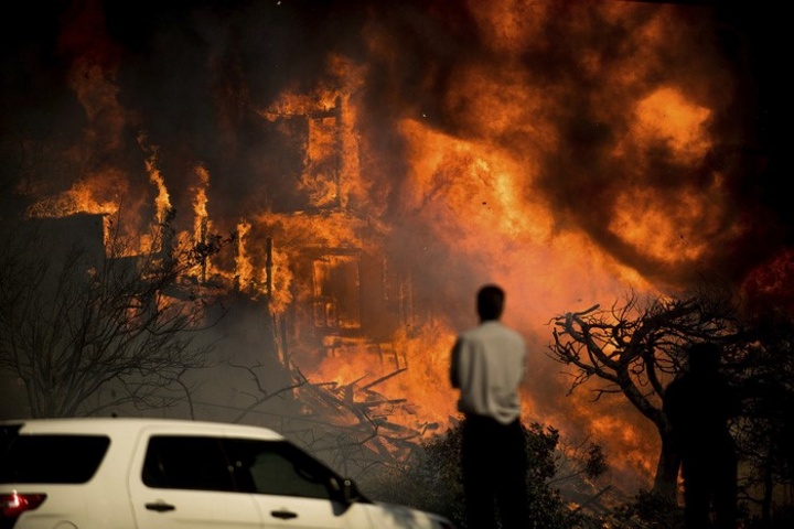 Mới đây, luồng gió khô nóng Santa Ana đã khiến đám cháy Skirball bùng phát và nhanh chóng thiêu rụi khu dân cư giàu có Bel-Air, thành phố Los Angeles - Ảnh: Los Angeles Time