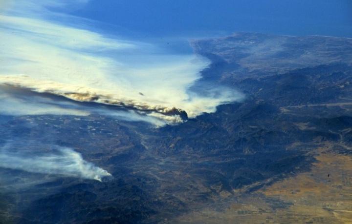 Ảnh chụp đám cháy Nam California từ Trạm không gian Quốc tế - Ảnh: REUTERS