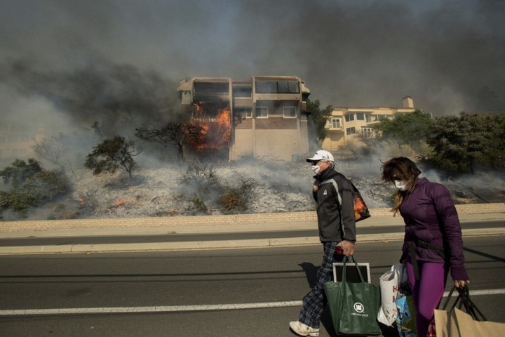 Tại thung lũng San Fernando, thành phố Los Angeles, đám cháy Creek đã thiêu cháy hơn 4.400 hecta đất và khiến 2.500 hộ dân phải di tản - Ảnh: AP