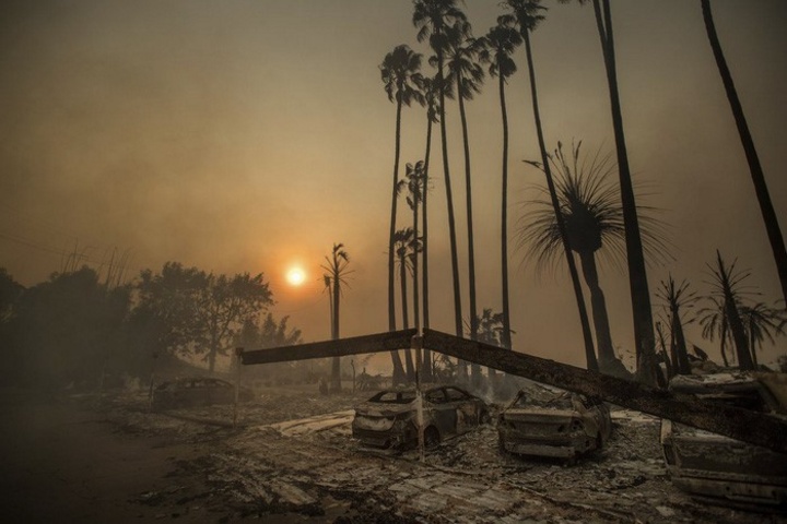 Khung cảnh hoang tàn tại một khu dân cư ở quận Ventura sau đám cháy - Ảnh: AP