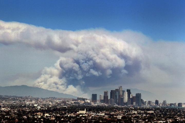 Đám khói lớn có thể thấy từ phía bên kia của thành phố Los Angeles - Ảnh: REUTERS