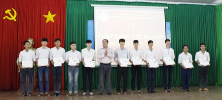 Ths. Nguyễn Thanh Toàn, Hiệu phó Trường CĐ Nghề Vĩnh Long trao phần thưởng và bằng tốt nghiệp cho học viên.