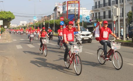  Đoàn đạp xe diễu hành tại TP Vĩnh Long.