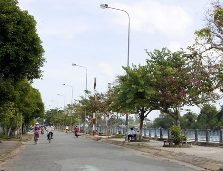 Bộ mặt huyện Tam Bình ngày nay nhiều thay đổi, giao thông thuận lợi, thành thị nối liền với nông thôn.