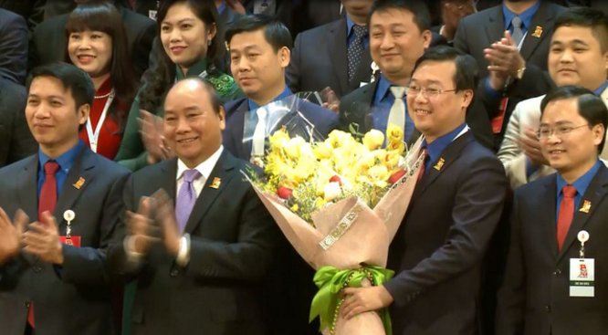 Thủ tướng Nguyễn Xuân Phúc cùng các đồng chí trúng cử vào BCH  Trung ương Đoàn khóa mới tại lễ bế mạc.