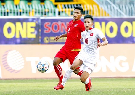 Pha tranh bóng trong trận đấu U.19 Việt Nam (áo trắng) hòa U.21 Myanmar 1-1.