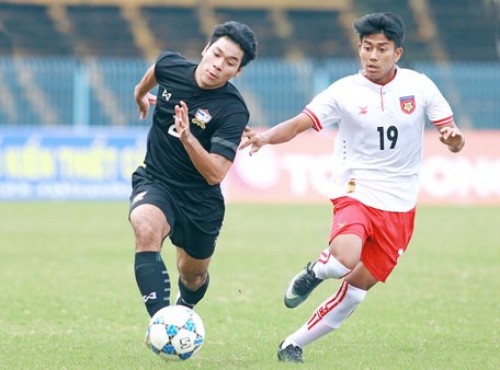  Pha tranh bóng trong trận U21 Myanmar (áo trắng) thắng U21 Thái Lan 1-0.