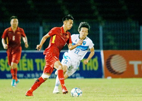 Pha tranh bóng trong trận U19 Việt Nam (áo đỏ) trước đội U21 Yokohama.
