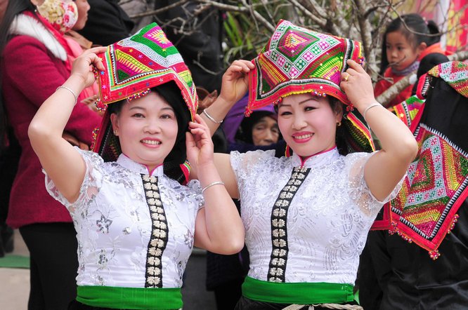 Phụ nữ dân tộc Thái trong trang phục sắc màu rực rỡ cùng chiếc khăn piêu đội đầu không thể thiếu.