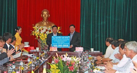 Bộ Kế hoạch- Đầu tư ủng hộ quỹ Vì người nghèo tỉnh Vĩnh Long 500 triệu đồng. 