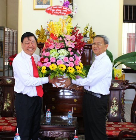 Ông Trần Văn Rón- Ủy viên BCH Trung ương Đảng, Bí thư Tỉnh ủy trao quà cho Tòa Giám mục Giáo phận Vĩnh Long.