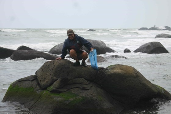 Đi qua các tảng đá lớn, nhỏ giữa bốn bề sóng biển đánh ầm ầm để tìm rau mứt.